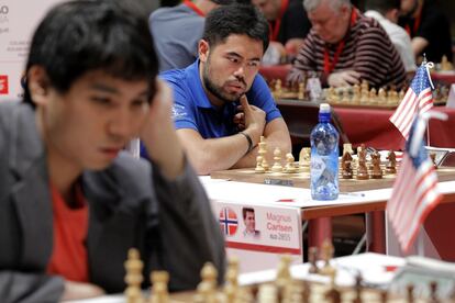 Wesley So en primer plano, y Hikaru Nakamura detrás, durante la 6ª ronda