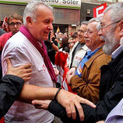 Cayo Lara saluda a Ignacio Fernández Toxo y Cándido Méndez al inicio de la marcha