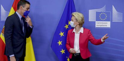 La presidenta de la Comisión Europea, Ursula von der Leyen, y el presidente del Gobierno, Pedro Sánchez, en septiembre en Bruselas.