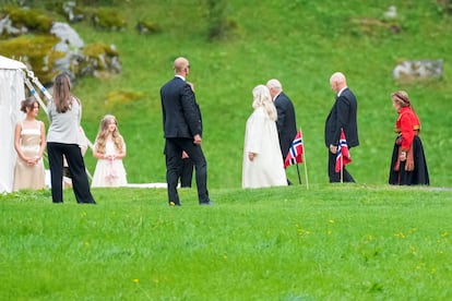 Marta Luisa renunció a sus obligaciones reales por sus acuerdos comerciales y su futura boda en 2022, pero los principales miembros de la realeza noruega no se han perdido el enlace. En la foto, llegan sus padres, los reyes Harald y Sonia. Los soberanos ya habían advertido de que no aparecerán en las fotos a las que no hayan tenido acceso otros medios de comunicación, y los novios aseguraron que distribuirían alguna imagen de uso general.