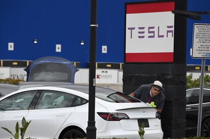 Un empleado limpia un coche de Tesla en Burbank (California).