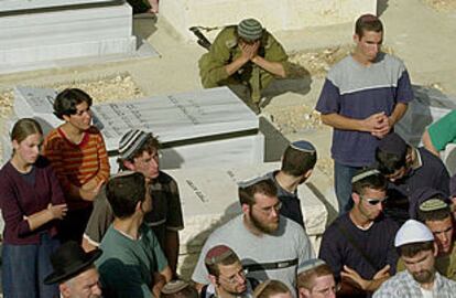 Un soldado israelí llora durante el entierro de Avi Sabag, muerto en un atentado palestino cerca de Hebrón.