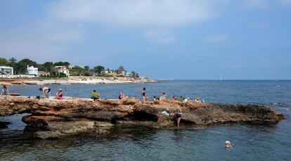 Las playas de toda España estrenan hoy también la nueva normalidad, con las particularidades de uso y seguridad que se impongan por las comunidades y los ayuntamientos. En la imagen, bañistas en Las Rotas, en Denia, hoy domingo, que es también el primer día del verano.