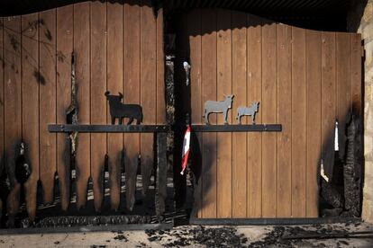 Las puertas calcinadas de una finca tras el incendio urbano forestal de Llutxent, en Gandía.