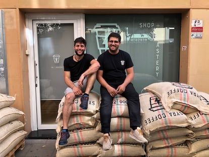 A la derecha, Yassir Raïs, fundador de Syra, con  Mattia Conte, director de producto, en uno de sus locales en Barcelona.