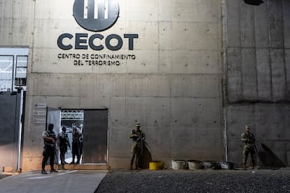 El Centro de Confinamiento del Terrorismo (Cecot), la prisión de máxima seguridad de El Salvador y uno de los proyectos insignia del presidente Nayib Bukele, ha cumplido un año en funcionamiento. En la imagen, vista exterior del Cecot, en Tecoluca, el 6 de febrero de 2024. 