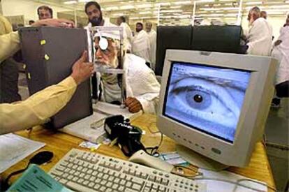 Un pasajero se somete al control ocular en el aeropuerto de Yedda.