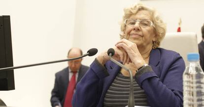 La alcaldesa de Madrid, Manuela Carmena, durante el pleno.