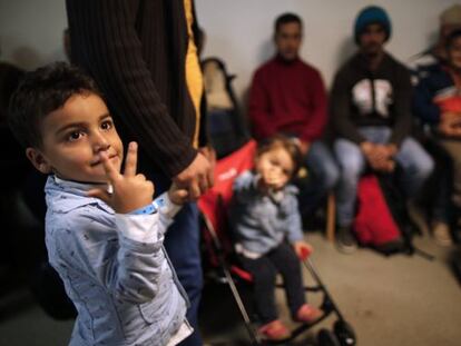 Un grupo de refugiados de Siria e Irak llega a Francia este miércoles.