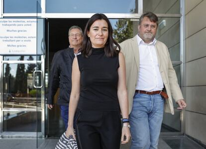 La foto la exministra Carmen Montón a la salida de la capilla ardiente de Carmen Alborch, en el Tanatorio Municipal de Valencia, el 25 de octubre de 2018.