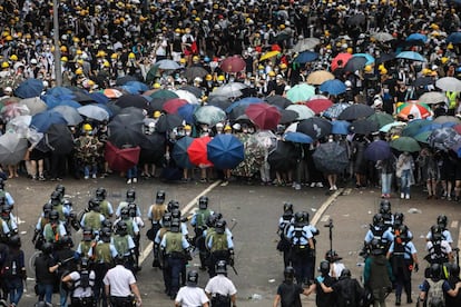 Manifestantes e policiais se enfrentam durante protesto nas ruas de Hong Kong, nesta quarta-feira. 