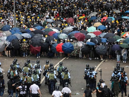 Manifestantes e policiais se enfrentam durante protesto nas ruas de Hong Kong, nesta quarta-feira. 