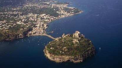 Vista del castillo de Sant"Angelo, en la isla italiana de Isquia.