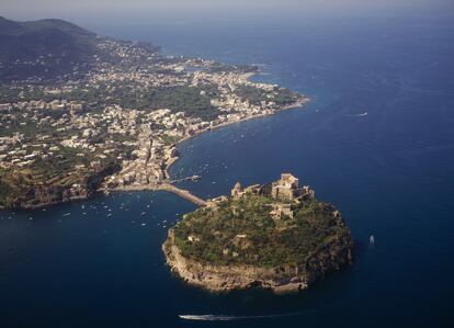 Vista del castillo de Sant"Angelo, en la isla italiana de Isquia.