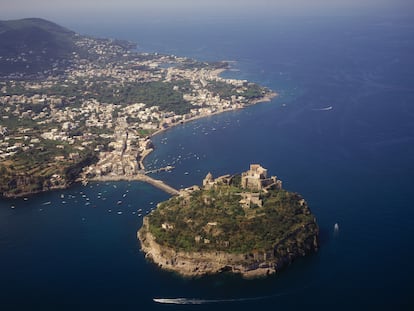 Vista del castillo de Sant"Angelo, en la isla italiana de Isquia.