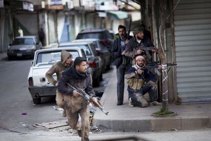 Milicianos rebeldes avanzan por las calles de Ibdil durante los combates con el Ejército sirio en Idlib, al norte del país, en una imagen tomada el pasado 11 de marzo.