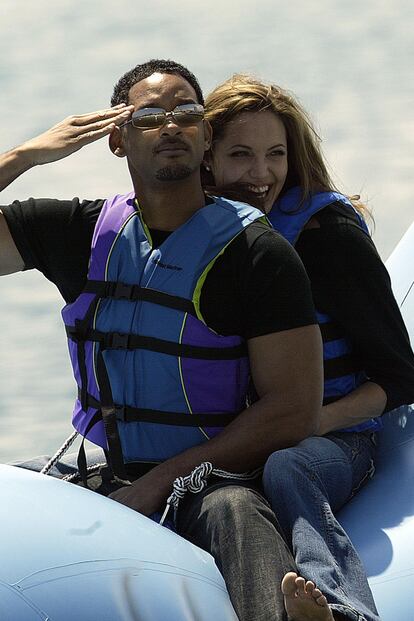 Mientras Angelina Jolie llegaba en moto acuática junto a Will Smith.