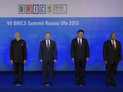 Dilma Rousseff, Narendra Modi, Vlad&iacute;mir Putin, Xi Jinping y Jacob Zuma, este jueves en Uf&aacute; en la cumbre de los BRICS. 