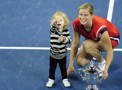 Kim Clijsters, con el trofeo de ganadora y con su hija Jada.