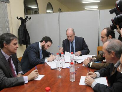Directivos de BBK y Cajasur durante la firma del acuerdo.