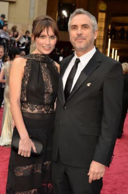 Sheherezade Goldsmith y Alfonso Cuarón, en la gala de los Oscar.