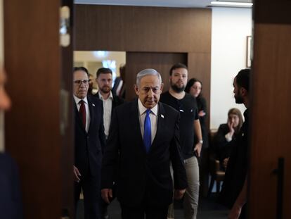 Benjamín Netanyahu, primer ministro de Israel, en el centro, el pasado 17 de abril en Jerusalén, a punto de reunirse con la ministra de Exteriores alemana, Annalena Baerbock.