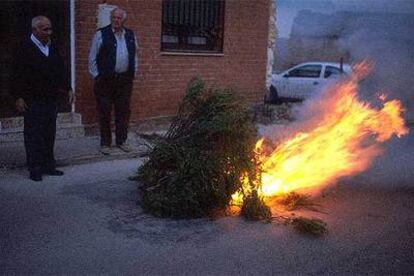 Las luminarias de Fontanarejo se encienden la tarde del 30 de abril.