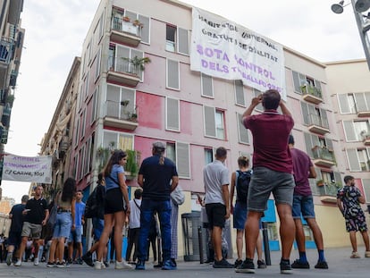 Protesta contra un desahucio ante un edifico del barrio del Raval en Barcelona, este lunes.