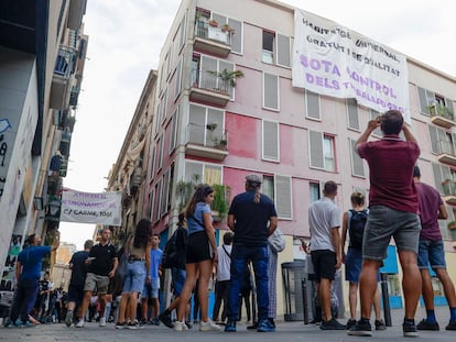 Activistas del Sindicato de Vivienda del Raval protestan contra un desahucio en un inmueble en la calle del Carme 106 el pasado mes de octubre.