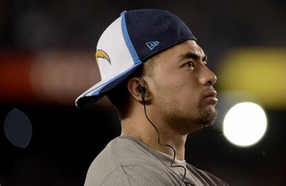 Manti Te'o durante un partido de los San Diego Chargers contra los Arizona Cardinals en la pretemporada de 2014.