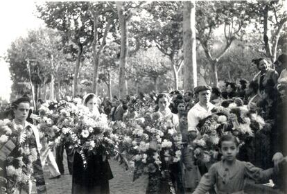 Asistentes al desfile de despedida de las Brigadas Internacionales el 28 de octubre de 1938 en Barcelona.