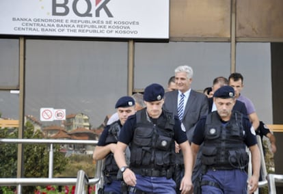 El gobernador del banco central kosovar, Hashim Rexhepi, es detenido por la policía en la sede de la entidad en Pristina.