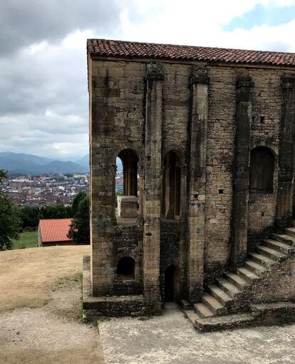 Tejas discordantes junto a Santa María del Naranco, en Oviedo. 