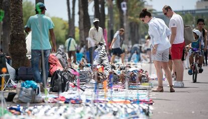 Aglomeració de venedors ambulants al passeig Joan de Borbó.