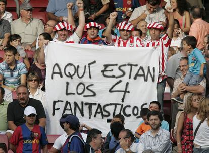 Varios seguidores del Athletic parodian el sobrenombre de los 'cuatro fantásticos' con el que se conoce a la delantera del Barça, Henry, Eto'o, Ronaldinho y Messi.