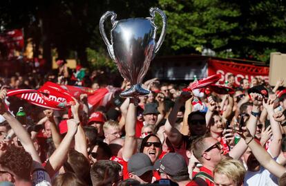 Aficionados del Liverpool en la ciudad de Kiev (Ucrania) antes de la final de la Champions League, el 26 de mayo de 2018.