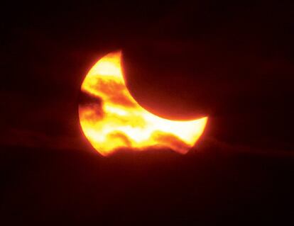 En los eclipses totales, la Luna se posiciona totalmente frente al Sol, pero en los parciales la Luna deja una fracción del astro al descubierto.. En la imagen, West Alton, Missouri.