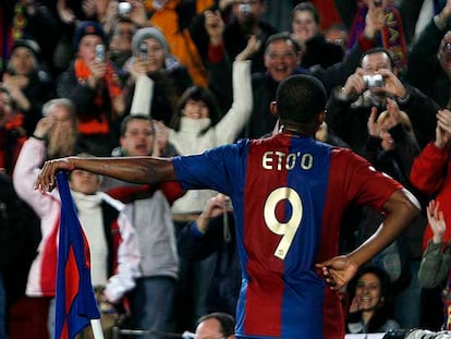 Eto'o festeja con el público su gol al Athletic.