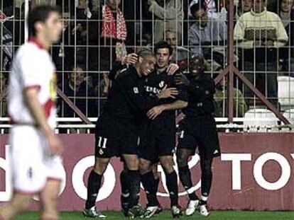 Ronaldo recibe las felicitaciones de Figo, Makelele y otro compañero tras su gol.