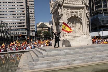 Una manifestante con una bandera de España en la plaza de Colón. La Policía Municipal de Madrid ha calculado que son 126.000 las personas las que han asistido a la concentración, este domingo. 