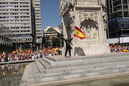 Una manifestante con una bandera de España en la plaza de Colón. La Policía Municipal de Madrid ha calculado que son 126.000 las personas las que han asistido a la concentración, este domingo. 