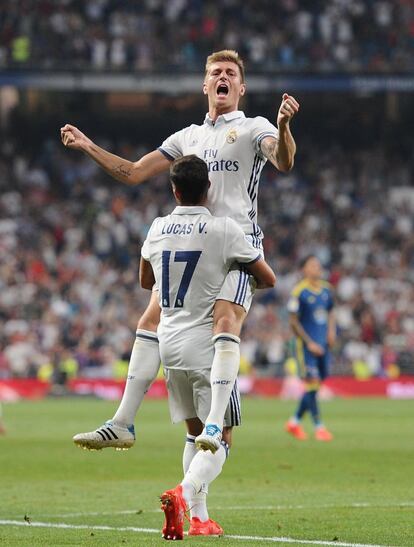 Toni Kroos del Real Madrid celebra el segundo gol del equipo con Lucas Vázquez.