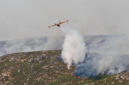 Labores de extinción de los hidroaviones sobre la ladera junto a Castromil.