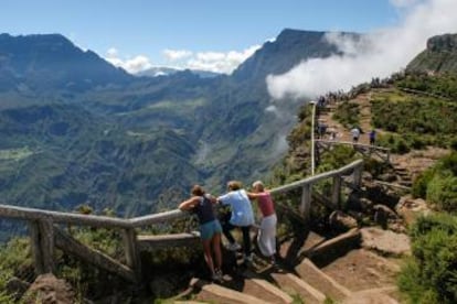 Turistas disfrutando las vistas desde el mirador Maido, en el circo de Mafate (Reunión).