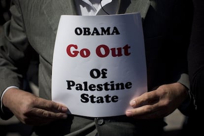 Varias personas protestando, en la imagen un cartel donde se lee &quot;Obama, fuera del estado palestino&quot;. 