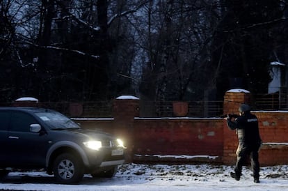 Un policía ucranio detiene un automóvil a punta de pistola en Kiev, este martes. El convoy militar que se dirige desde hace dos días a Kiev sigue parado, por falta de combustible y alimentos, según EE UU y el Reino Unido.