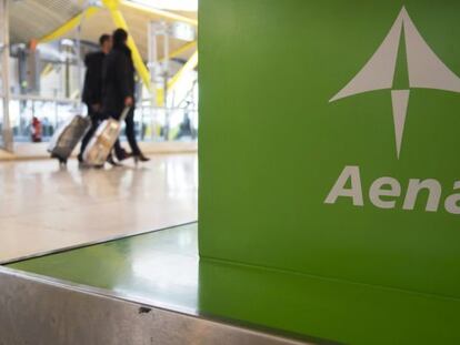 Dos pasajeros transitan por la terminal 4 del aeropuerto madrile&ntilde;o de Barajas.