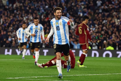 Lionel Messi celebra su tercer gol en el Estadio monumental de Buenos Aires, este jueves.