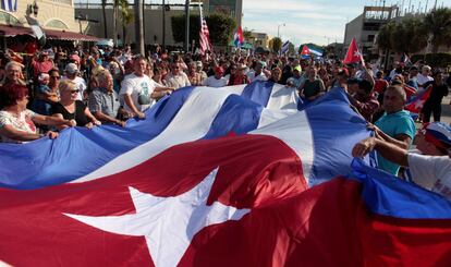 La gente celebra con una gran bandera cubana, en Little Havana en Miami , el anuncio de la muerte del líder revolucionario cubano Fidel Castro.