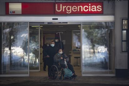 Una paciente que sufrió hace dos días una fractura de tobillo por una caída abandona el hospital de La Paz, este martes.